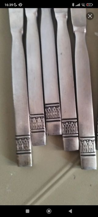 Sei coltelli da pesce in metallo argentato