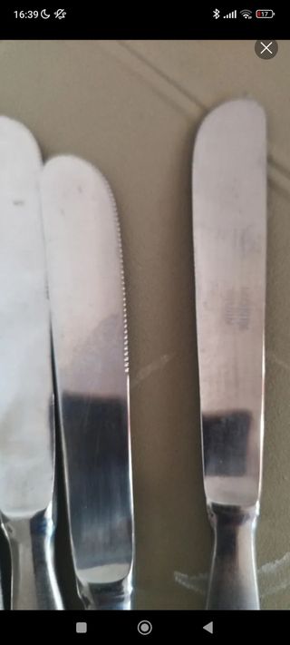 Sei coltelli da pesce in metallo argentato