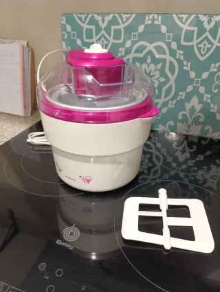 Máquina de helados rosa y blanca