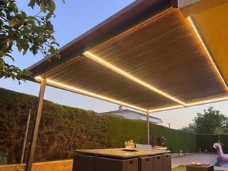 Pérgola panel sándwich teja con luz