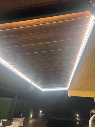 Pérgola panel sándwich teja con luz