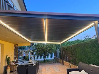 Pérgola panel sándwich teja con luz