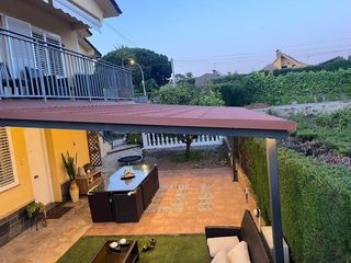 Pérgola panel sándwich teja con luz