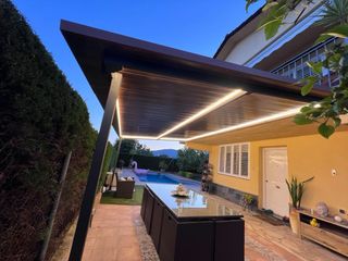 Pérgola panel sándwich teja con luz