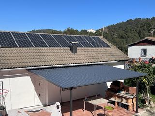 Pérgola panel sándwich teja con luz