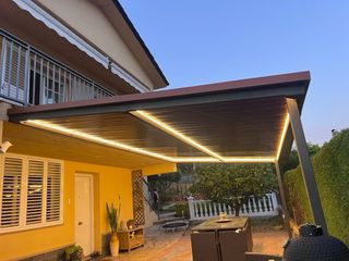 Pérgola panel sándwich teja con luz