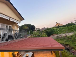 Pérgola panel sándwich teja con luz