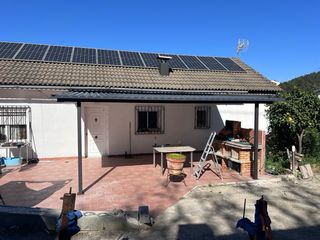 Pérgola panel sándwich teja con luz