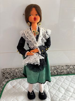 Muñecas regionales antiguas