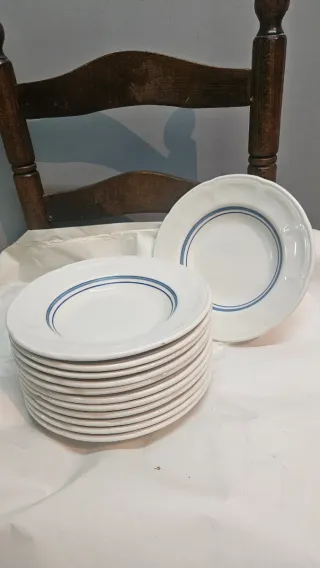 Set di stoviglie in ceramica blu/bianca usate per 12 persone