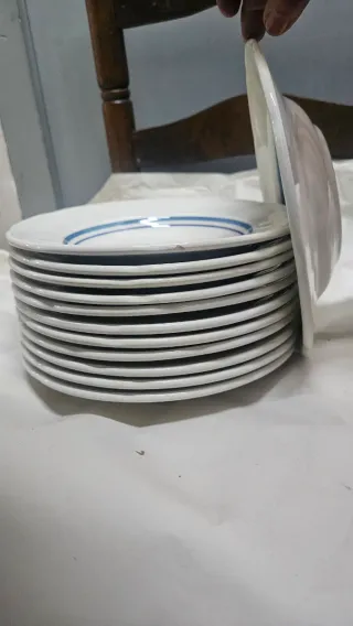 Set di stoviglie in ceramica blu/bianca usate per 12 persone