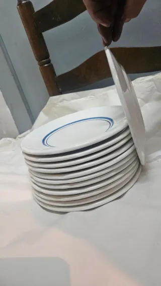 Set di stoviglie in ceramica blu/bianca usate per 12 persone