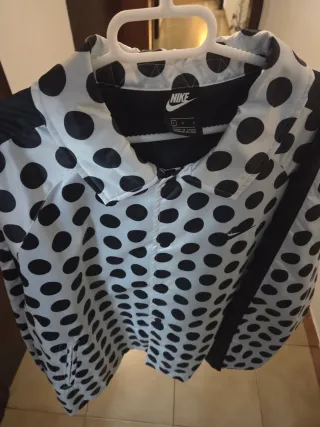 Cazadora Nike círculos negros  y blanco Talla L