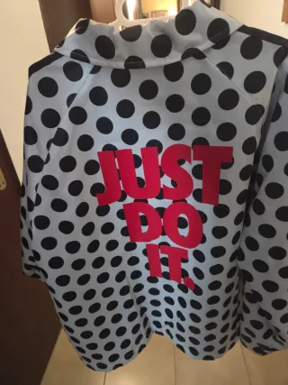 Cazadora Nike círculos negros  y blanco Talla L
