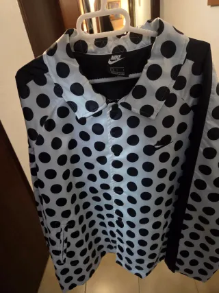 Cazadora Nike círculos negros  y blanco Talla L