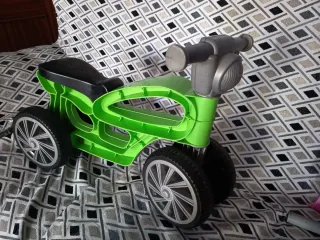 Bicicleta de equilibrio infantil verde