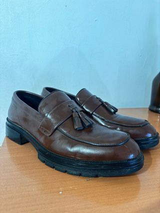 Zapatos de vestir marrones y negros con flecos