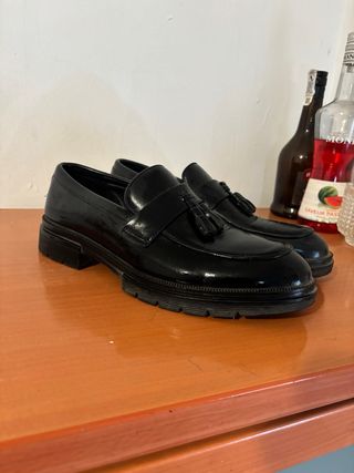 Zapatos de vestir marrones y negros con flecos