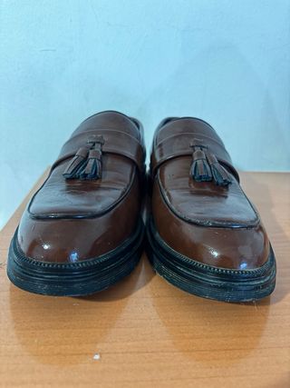 Zapatos de vestir marrones y negros con flecos