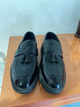Zapatos de vestir marrones y negros con flecos