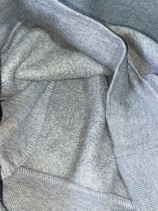 Sudadera gris con bolsillos y mangas raglán