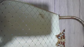 Bolso de fiesta beige con detalles dorados