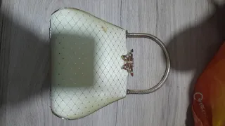 Bolso de fiesta beige con detalles dorados