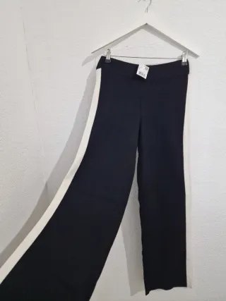 Pantalón negro con franja blanca