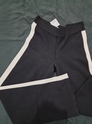 Pantalón negro con franja blanca