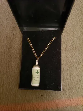 Colgante First Aid Spray Resident Evil