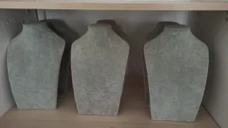 Lote 8 expositores de collares gris.