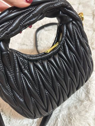 Bolso Miu Miu negro con detalles dorados