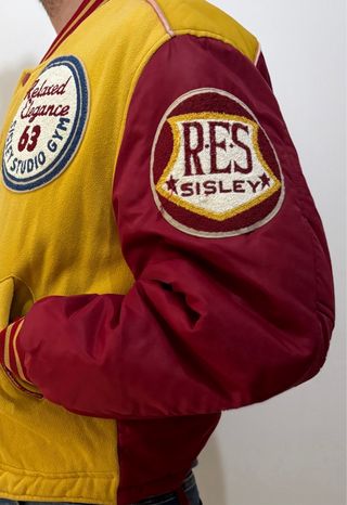 Chaqueta universitaria Sisley roja y amarilla