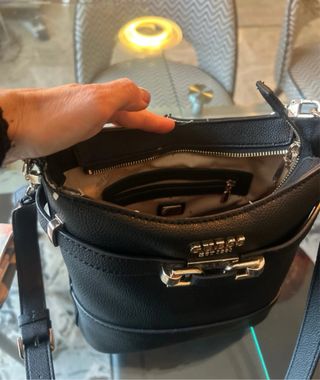 Bolso piel negro Guess