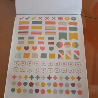 4 páginas de pegatinas de diversos diseños