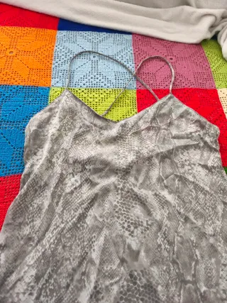 Vestido de verano con estampado de serpiente