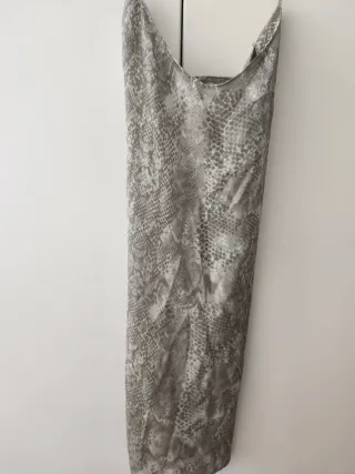 Vestido de verano con estampado de serpiente