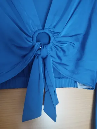 Camisa azul cruzada con anilla