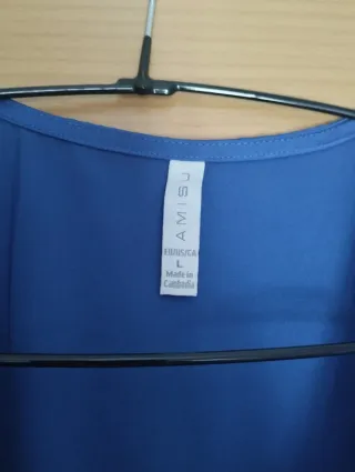 Camisa azul cruzada con anilla