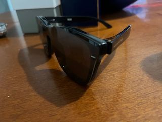 Gafas de sol negras y plateadas