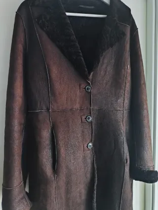 Abrigo de piel marrón