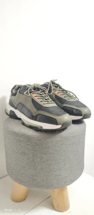 Zapatillas deportivas negras y verdes