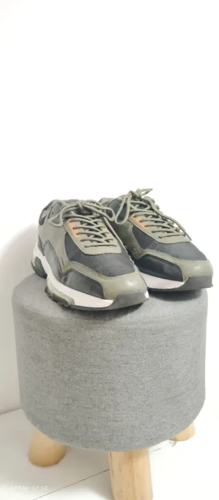 Zapatillas deportivas negras y verdes