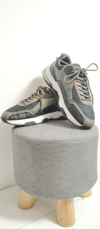 Zapatillas deportivas negras y verdes