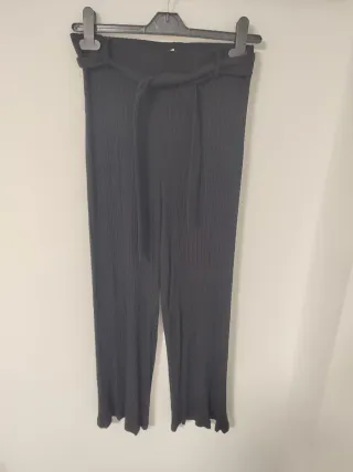 Pantalón negro acanalado