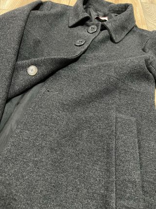 Cappotto corto grigio con bottoni