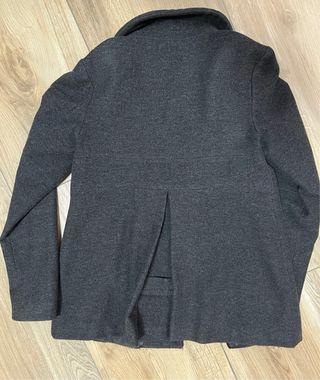 Cappotto corto grigio con bottoni