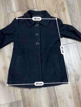 Cappotto corto grigio con bottoni