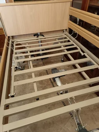 Cama articulada con colchón antiescaras
