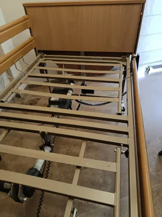 Cama articulada con colchón antiescaras